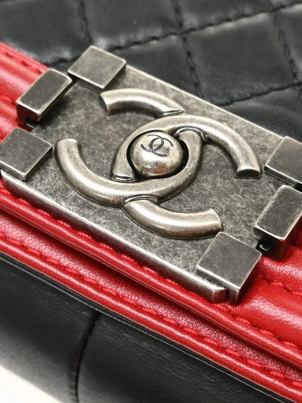 Best08 Boy Chanel Black Lambskin Medium Shoulder Bag KQ01810